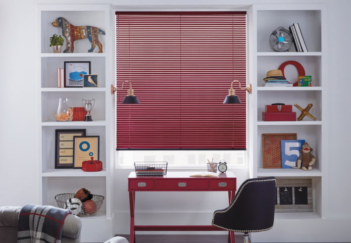 lamas horizontales rojas en la habitación infantil