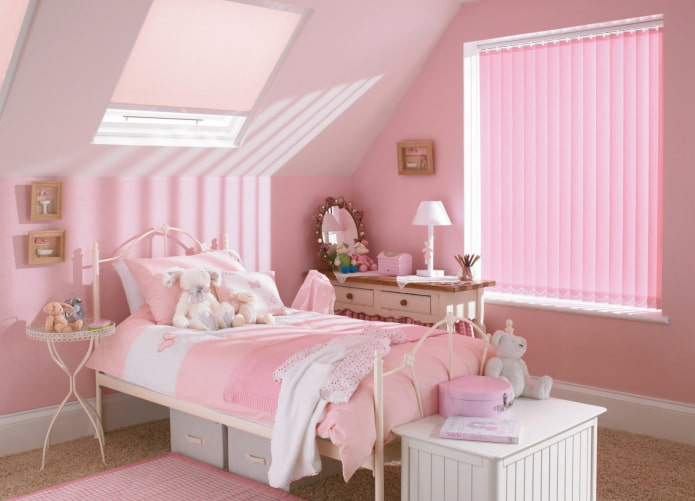 Lamas verticales rosas en la habitación infantil