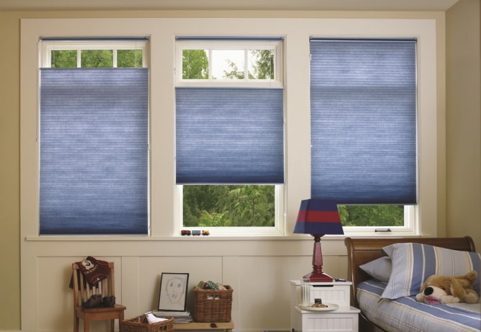 persianas plisadas azules en la habitación infantil