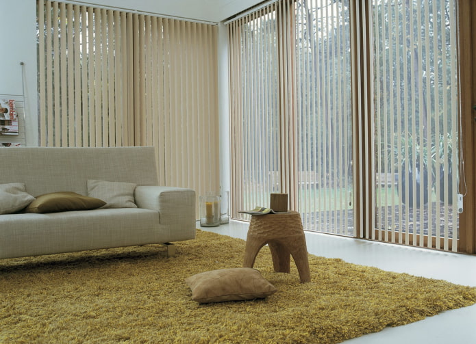 Lamas verticales beige en el salón