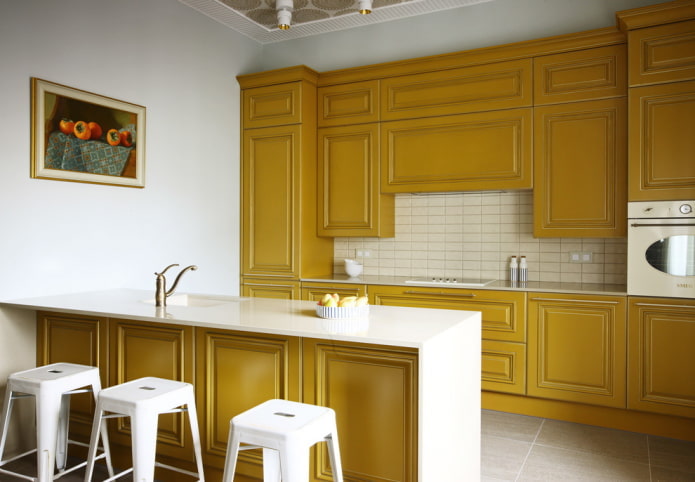 Interior de cocina en tonos amarillos