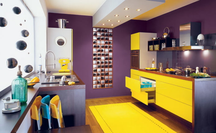 Interior de cocina en tonos amarillos y morados