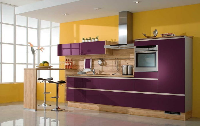 Interior de cocina en tonos amarillos y morados
