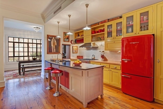 interior de cocina en tonos amarillos y rojos