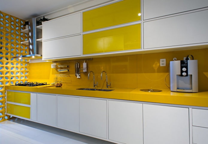 interior de cocina en tonos amarillos y blancos