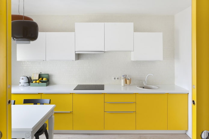 interior de cocina en tonos amarillos y blancos