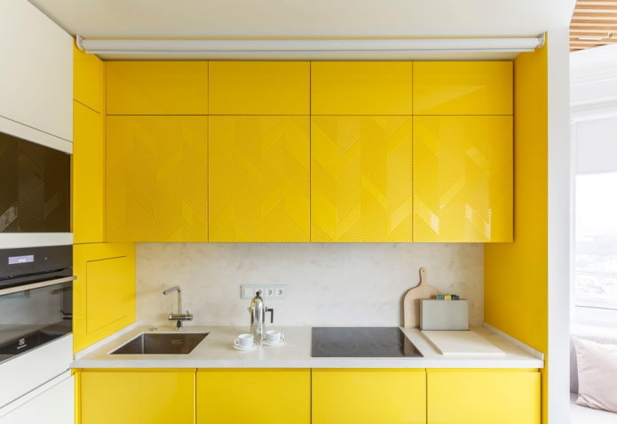 interior de cocina en tonos amarillos y blancos