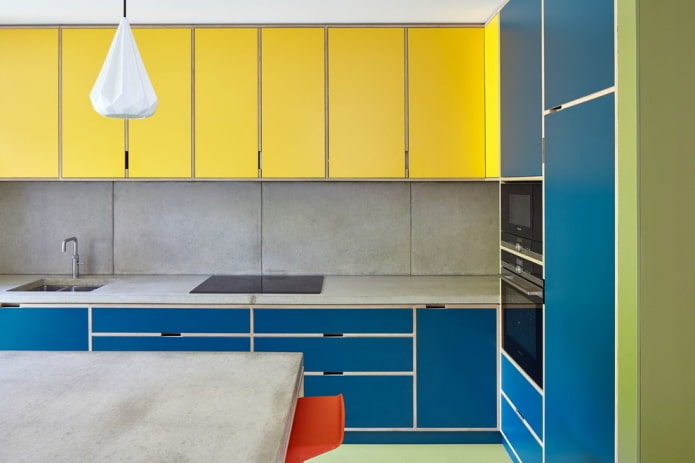 interior de cocina en tonos amarillos y azules