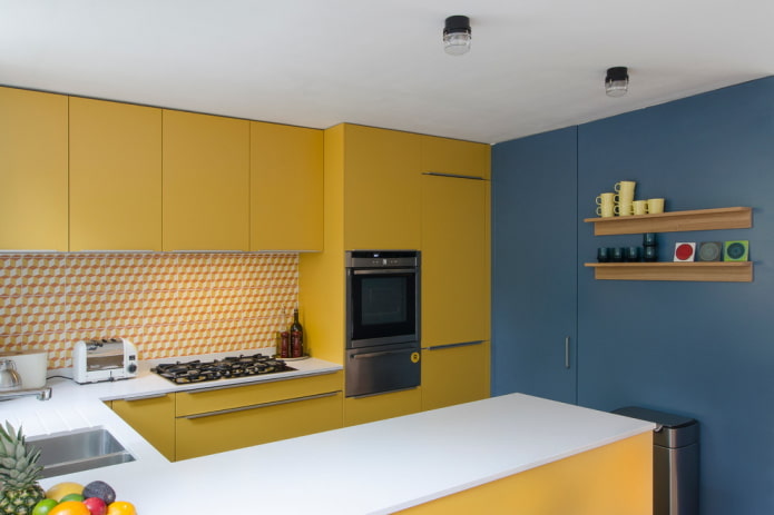 interior de cocina en tonos amarillos y azules