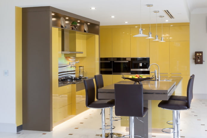 Muebles y electrodomésticos en tonos amarillos para la cocina