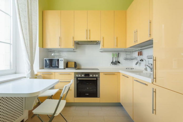 Interior de cocina en tonos amarillos