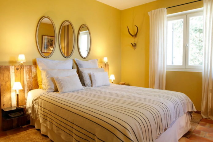 Decoración textil del dormitorio en tonos amarillos