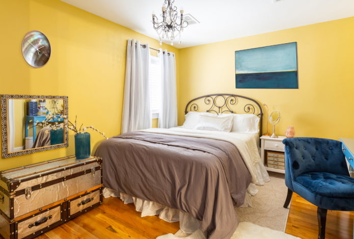 Decoración textil del dormitorio en tonos amarillos