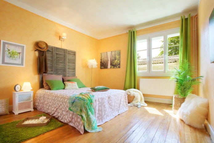 Decoración textil del dormitorio en tonos amarillos