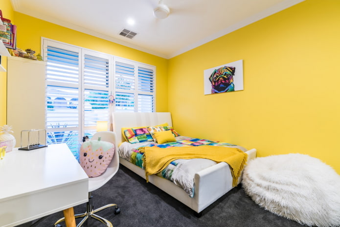 Interior de dormitorio de niña en tonos amarillos