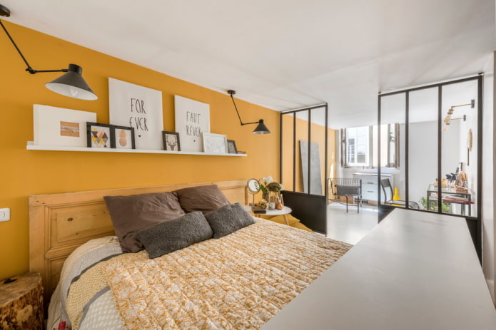 Decoración e iluminación en el interior del dormitorio en tonos amarillos