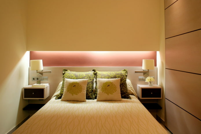 Decoración e iluminación en el interior del dormitorio en tonos amarillos