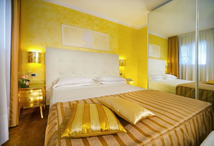 Decoración textil del dormitorio en tonos amarillos