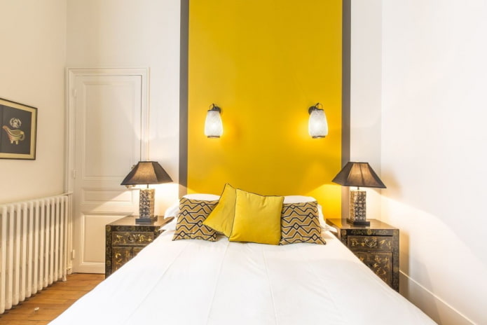 Decoración e iluminación en el interior del dormitorio en tonos amarillos