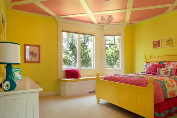Interior de dormitorio de niña en tonos amarillos