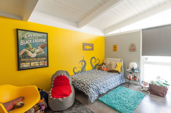 Interior de un dormitorio para niño en tonos amarillos