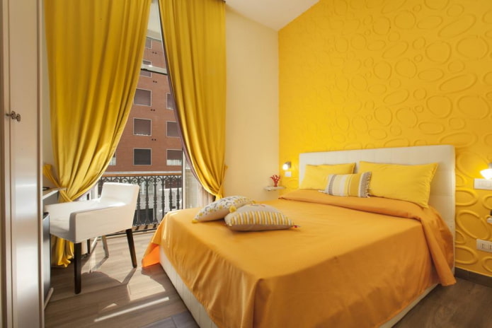 Decoración textil del dormitorio en tonos amarillos