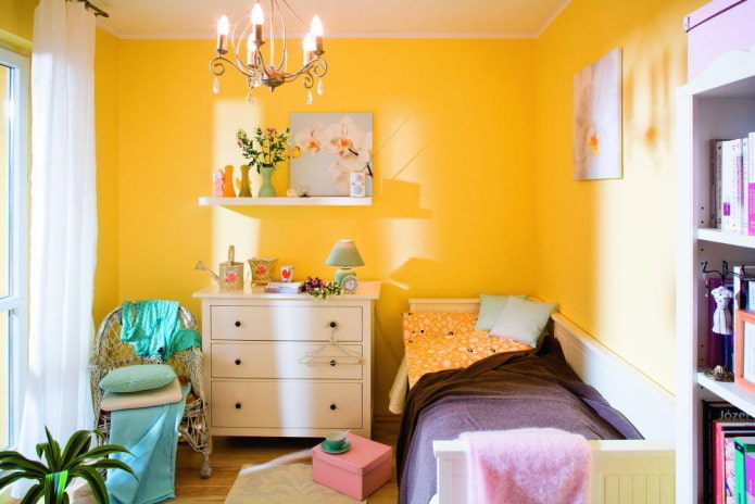 Interior de dormitorio de niña en tonos amarillos