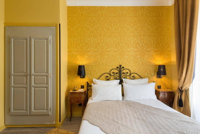 muebles en el Interior de dormitorio en tonos amarillos