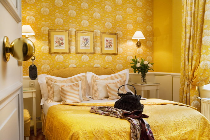 interior de dormitorio amarillo