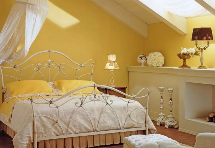 Dormitorio amarillo de estilo provenzal