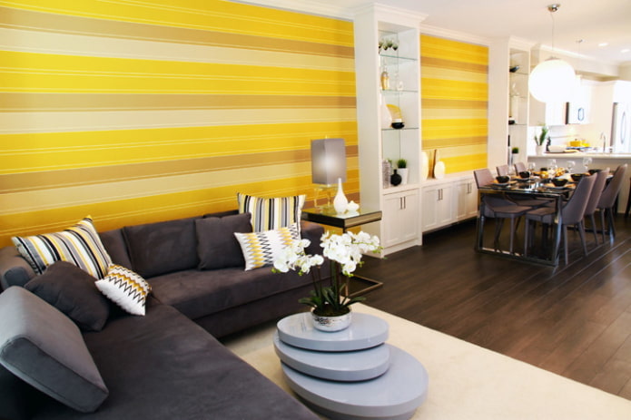papel pintado amarillo a rayas en la sala