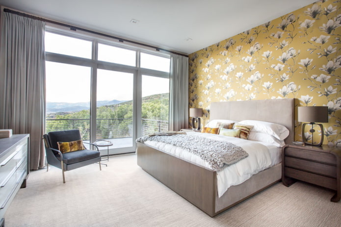 cortinas grises con papel pintado amarillo