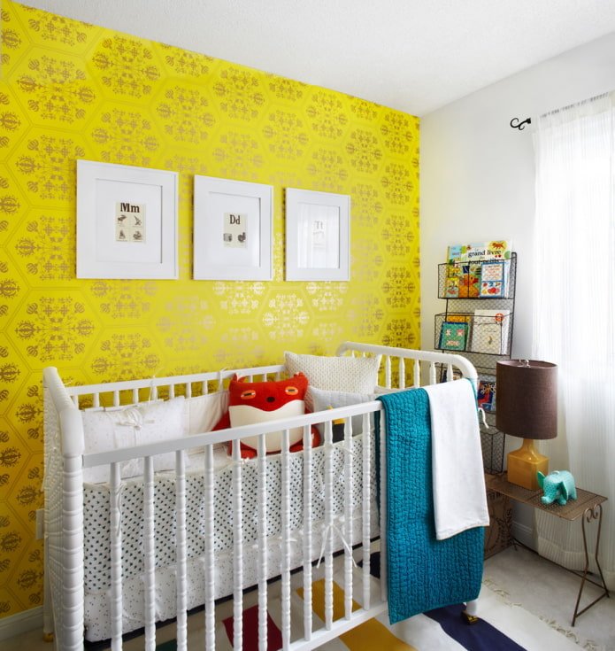 papel pintado amarillo brillante en la habitación infantil