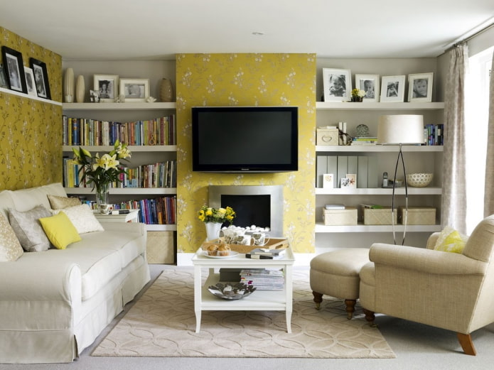 una combinación de papel pintado amarillo y beige en la sala de estar