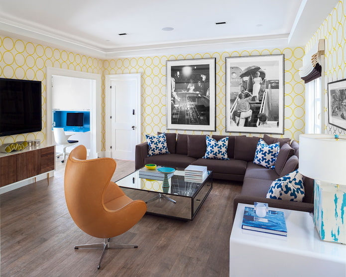 papel pintado amarillo y blanco en la sala de estar