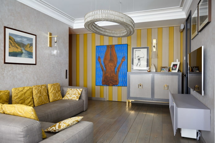 Papel pintado amarillo y gris en la sala de estar
