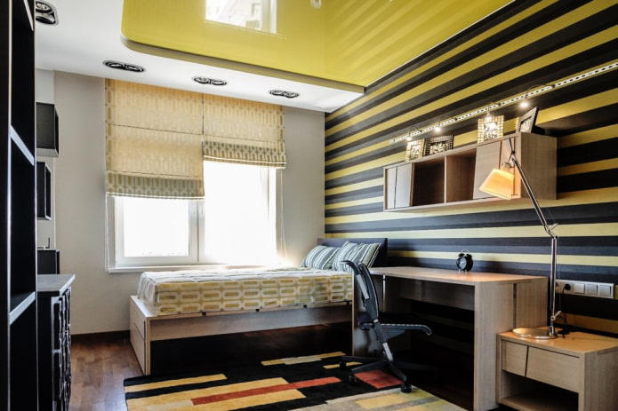 Negro y amarillo en el interior
