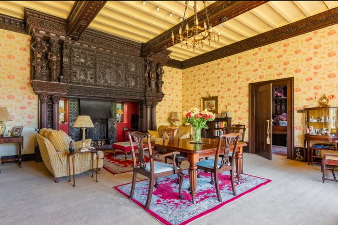 Papel pintado amarillo y rojo en la sala de estar