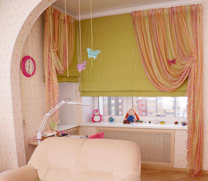 Cortinas amarillas y rosas