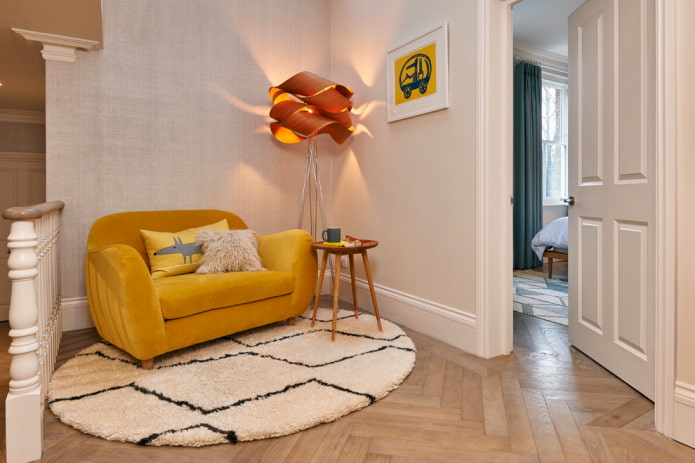 Pequeño sofá amarillo en el interior