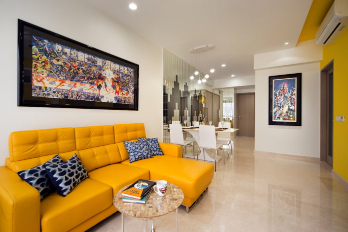 brillante Sofá amarillo en el interior