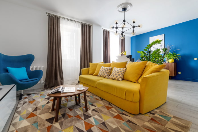 sofá amarillo en el salón