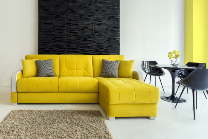 Sofá amarillo con otomana en el interior