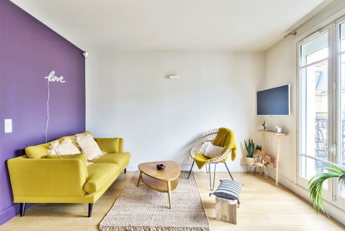 Sofá amarillo con patas en el interior