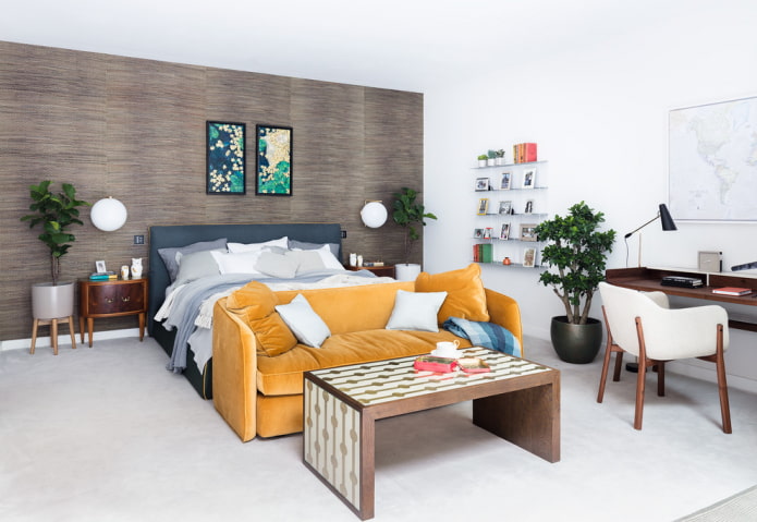 sofá amarillo en el dormitorio