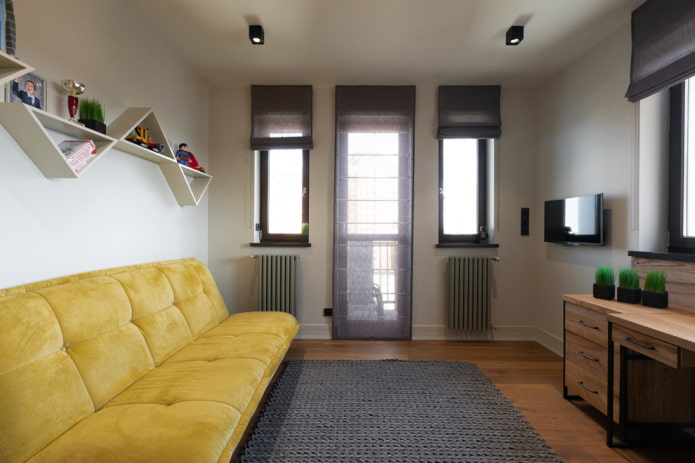 sofá amarillo en la habitación infantil
