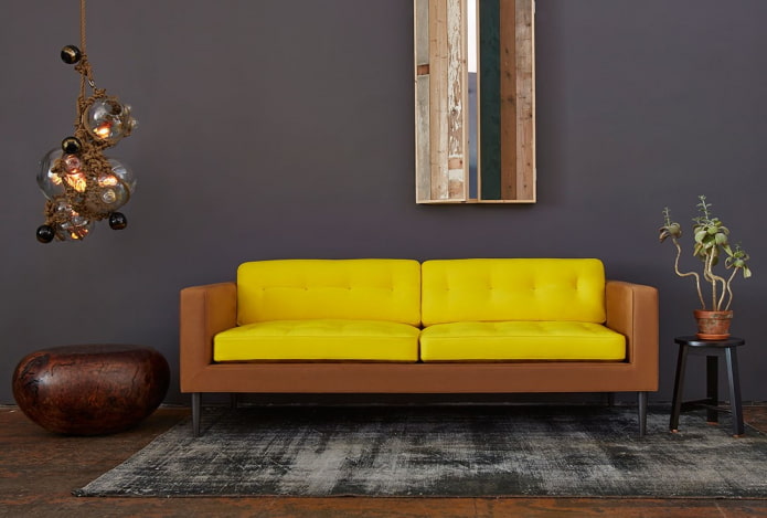 sofá amarillo y marrón en el interior