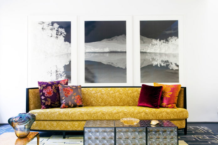 Sofá amarillo con estampados en el interior
