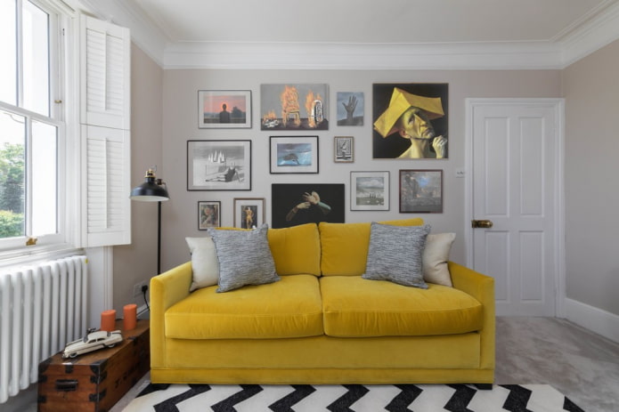 sofá amarillo con tapicería de tela en el interior