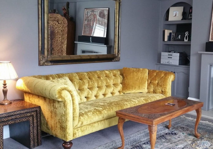 Sofá Chesterfield amarillo en el interior